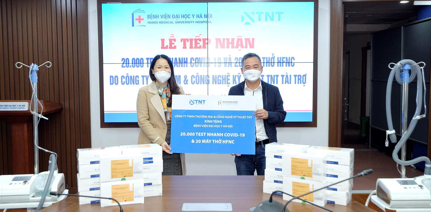 Bà Lê Thị Bích Thủy, Tổng Giám đốc Công ty TNT Medical (bên trái) trao tặng trang thiết bị y tế cho PGS-TS Nguyễn Lân Hiếu, Giám đốc Bệnh viện ĐH Y Hà Nội. Ảnh: PV