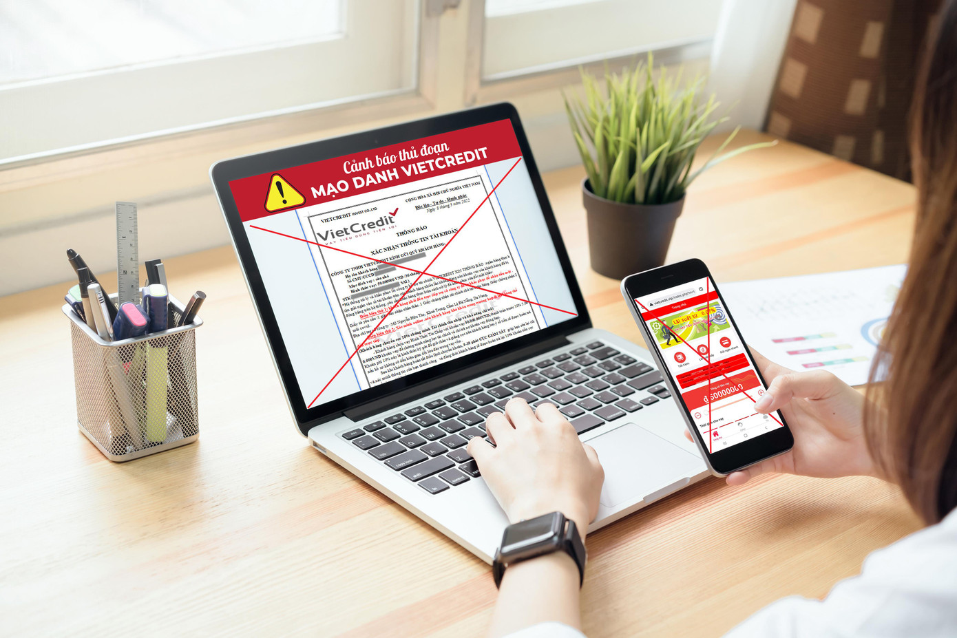 Văn bản và giao diện website của đối tượng mạo danh dùng logo và tên tương đồng với VietCredit khiến người vay nhầm tưởng đang giao dịch với VietCredit