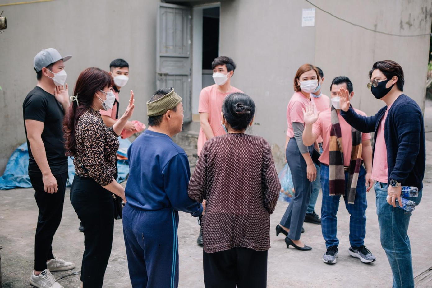 Sau gần 2 tiếng trò chuyện và trao đến gia đình mẹ Định những phần quà tri ân, đoàn cũng đến lúc phải rời đi. “Hành trình thắp lửa yêu thương” mùa 3 đã kết thúc, cảm giác tự hào vẫn còn mãi trong mỗi thành viên Era Group nói riêng và các đơn vị, nhà hảo tâm tham gia tình nguyện nói chung. Cuộc sống vốn muôn màu muôn vẻ, mỗi người có một cuộc sống, hoàn cảnh riêng và không ai có quyền được chọn lựa. Chỉ xin rằng, những ai may mắn có được cuộc sống bình thường, ấm no hãy dành chút khoảng lặng trong tim để nghĩ về những hoàn cảnh khó khăn hơn. Hãy tin rằng, cuộc sống có nhiều tình yêu thương đối với cộng đồng là cuộc sống tuyệt vời nhất!