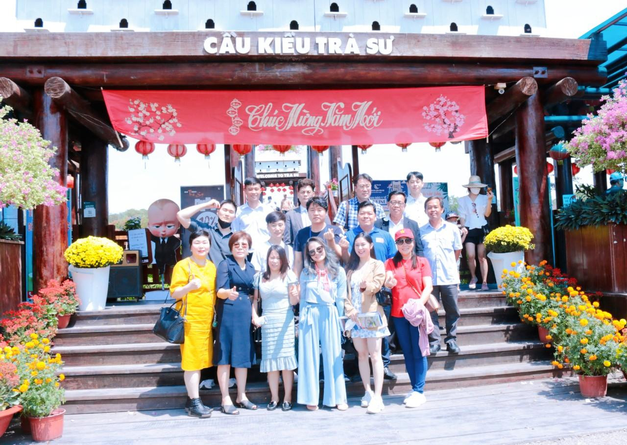 Đoàn doanh nghiệp xông đất KDL sinh thái rừng tràm Trà Sư.