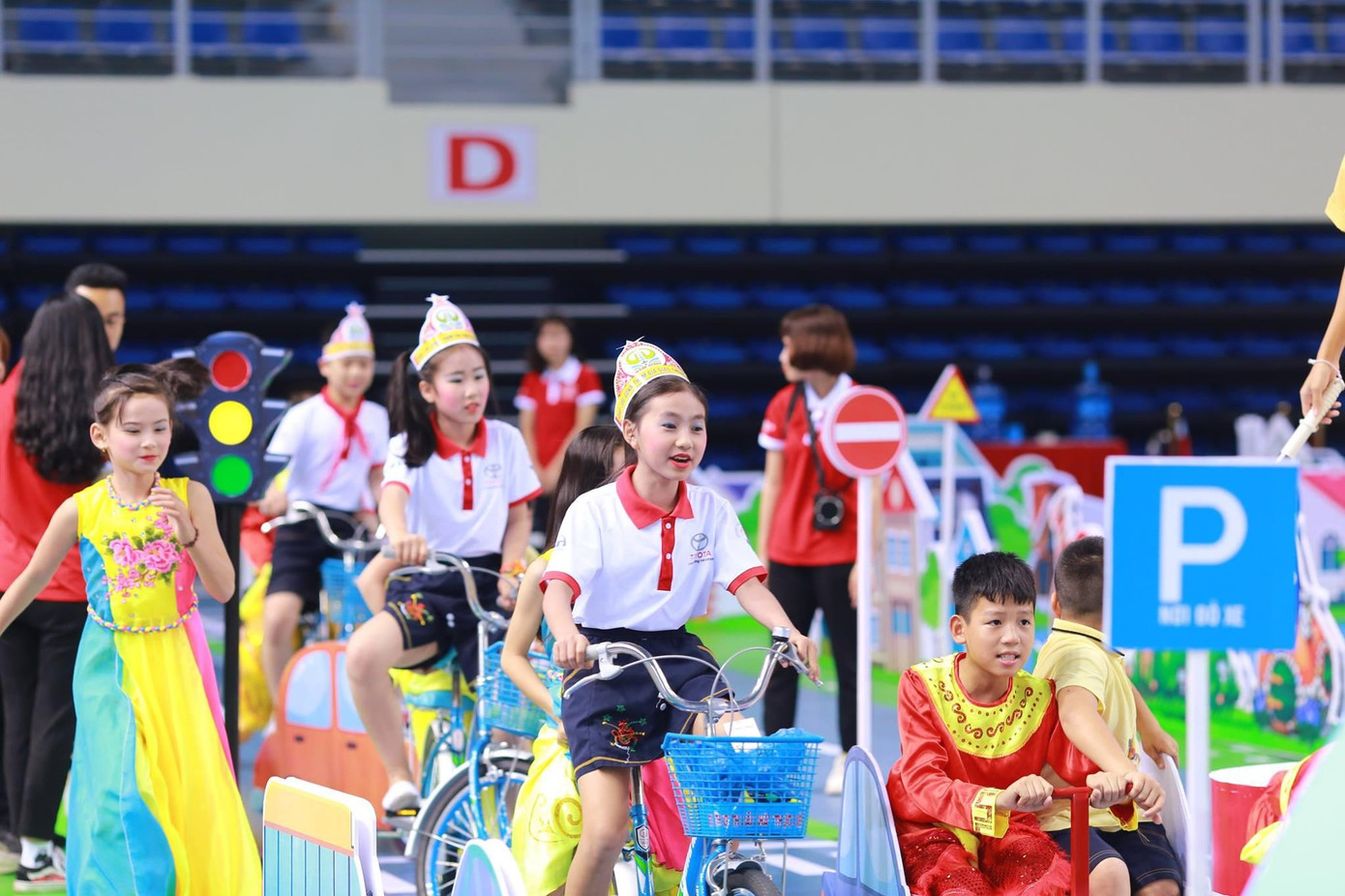 Các em học sinh trải nghiệm các trò chơi về kỹ năng tham gia giao thông Các em học sinh trải nghiệm các trò chơi về kỹ năng tham gia giao thông