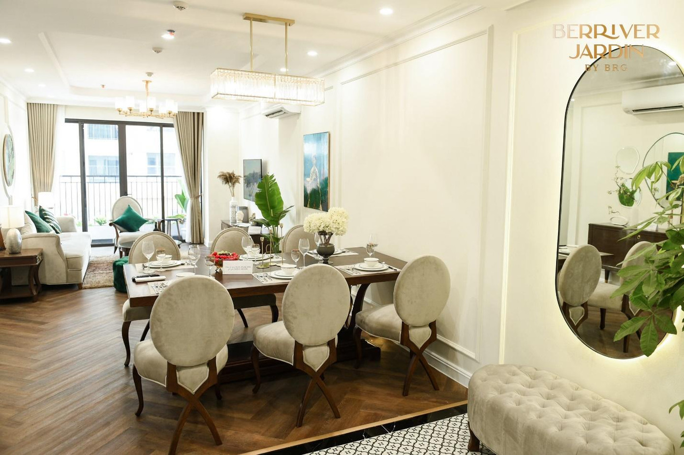 Phòng ăn và bếp được thiết kế liên thông với phòng khách