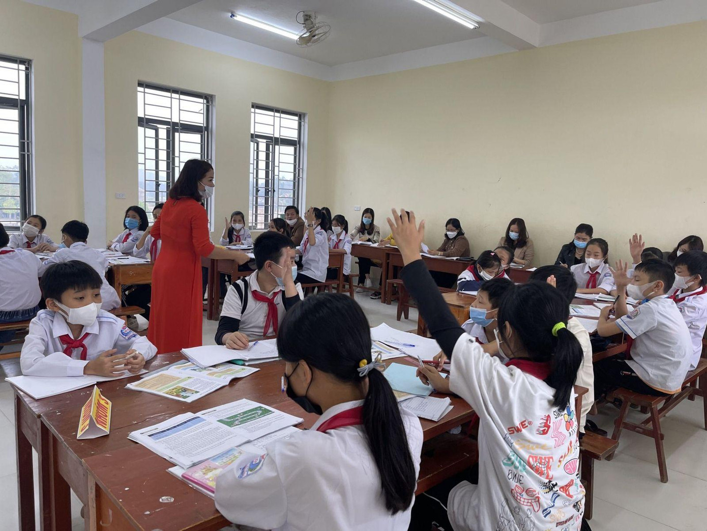 Các em học sinh thực hiện nhiệm vụ học tập theo nhóm môn Ngữ văn 6 Các em học sinh thực hiện nhiệm vụ học tập theo nhóm môn Ngữ văn 6