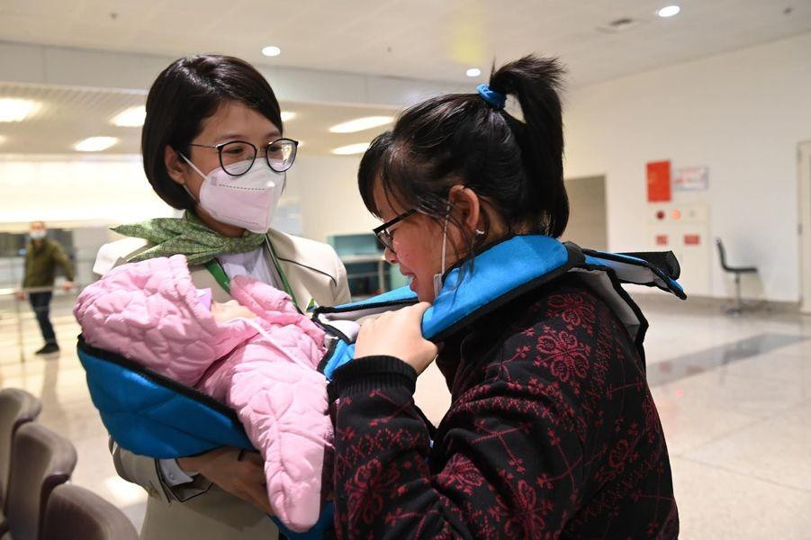 Chuyến bay đưa đồng bào trở về sáng 10/3 có gần một nửa hành khách là trẻ em Chuyến bay đưa đồng bào trở về sáng 10/3 có gần một nửa hành khách là trẻ em