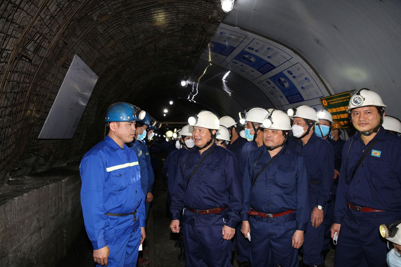 Thăm hỏi về việc làm, điều kiện làm việc, thu nhập, đời sống của thợ lò Thăm hỏi về việc làm, điều kiện làm việc, thu nhập, đời sống của thợ lò