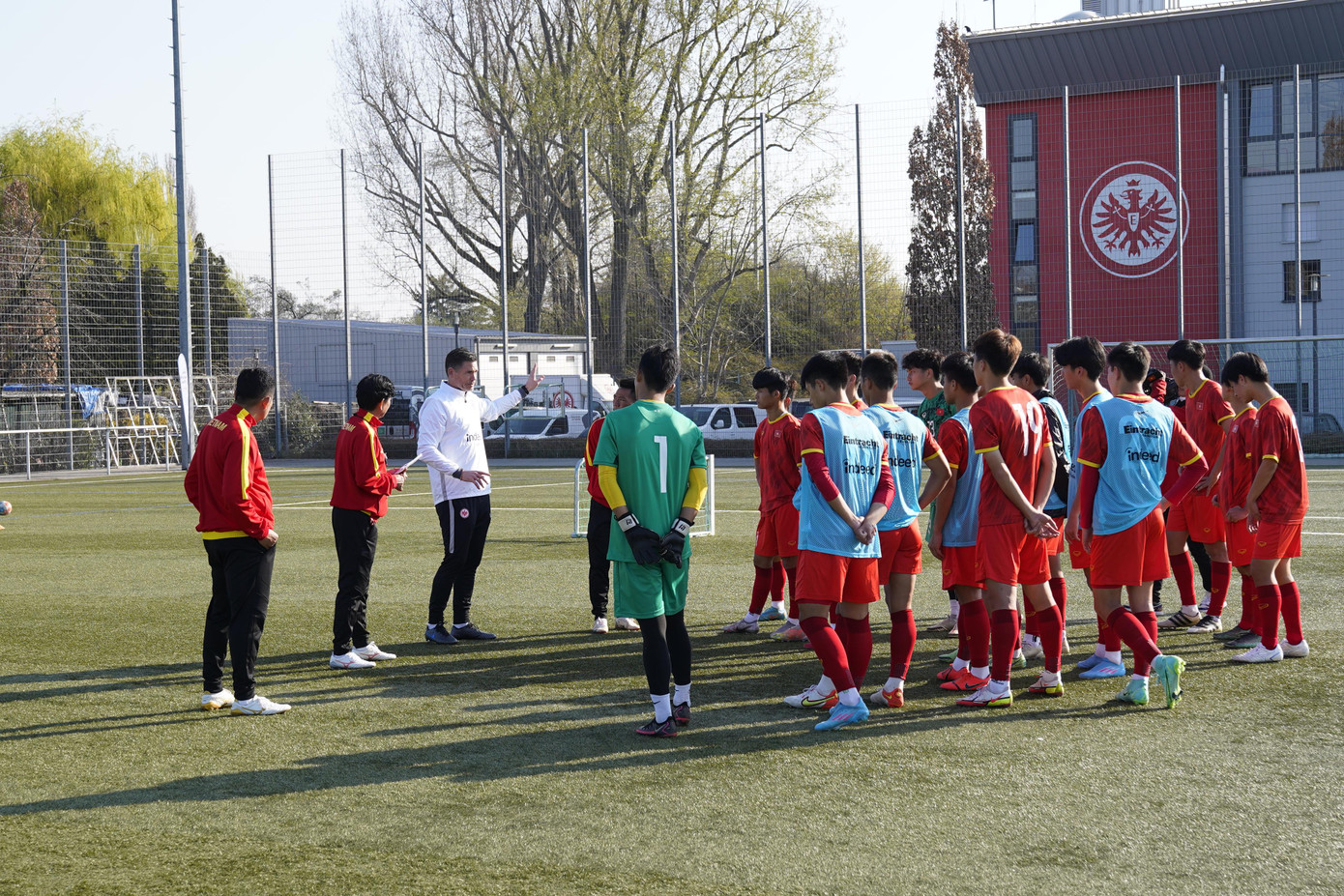 Đội tuyển U17 Việt Nam tập chống pressing trong ngày đầu tiên tại Frankfurt Đội tuyển U17 Việt Nam tập chống pressing trong ngày đầu tiên tại Frankfurt