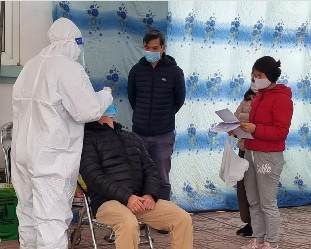 Người dân xếp hàng chờ xét nghiệm và lấy giấy xác nhận F0 tại trạm y tế phường. Ảnh: Mỹ Hà.