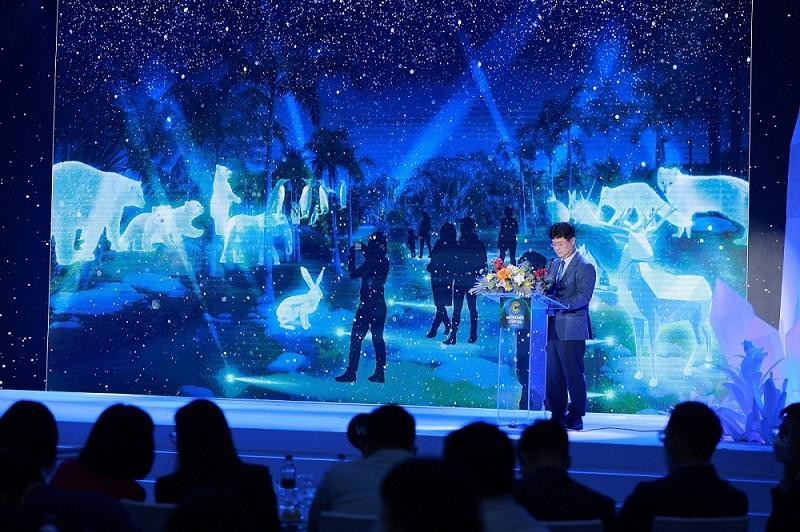 Ông Yu Byoung Won đại diện Daewoo E&amp;C thuyết trình về con đường tuyết rơi mùa hè