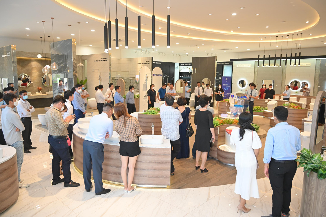 Quang cảnh khách tham quan sản phẩm