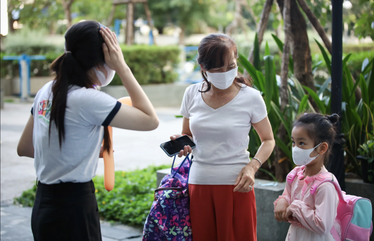 Nhiều trường học duy trì dạy trực tuyến và trực tiếp khi số học sinh mắc Covid gia tăng. Ảnh: Phương Lâm.