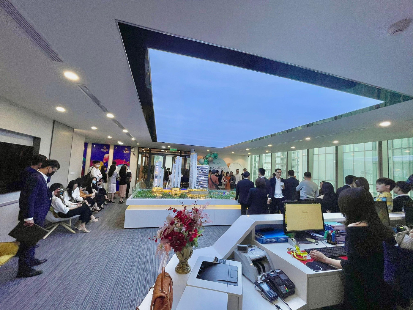 Du khách tập trung mua thẻ kỳ nghỉ tại văn phòng Crystal Bay Card.