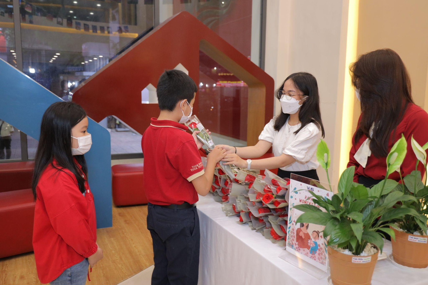 … và nhận về nhành hoa tươi thắm tặng người phụ nữ mình yêu quý.