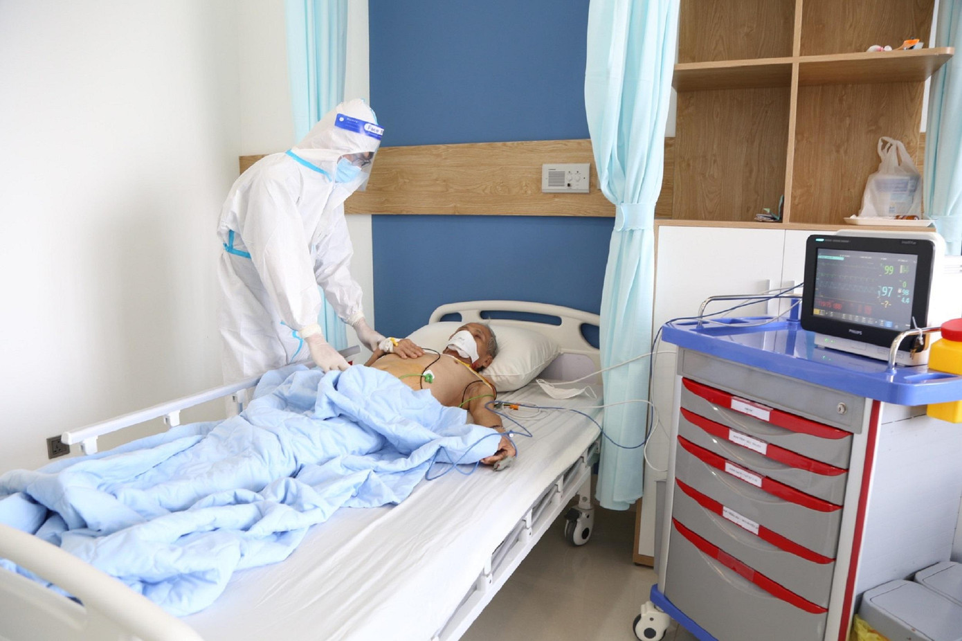 Bác sĩ Quý kiểm tra sức khỏe cho bệnh nhân H.B.H sau phẫu thuật