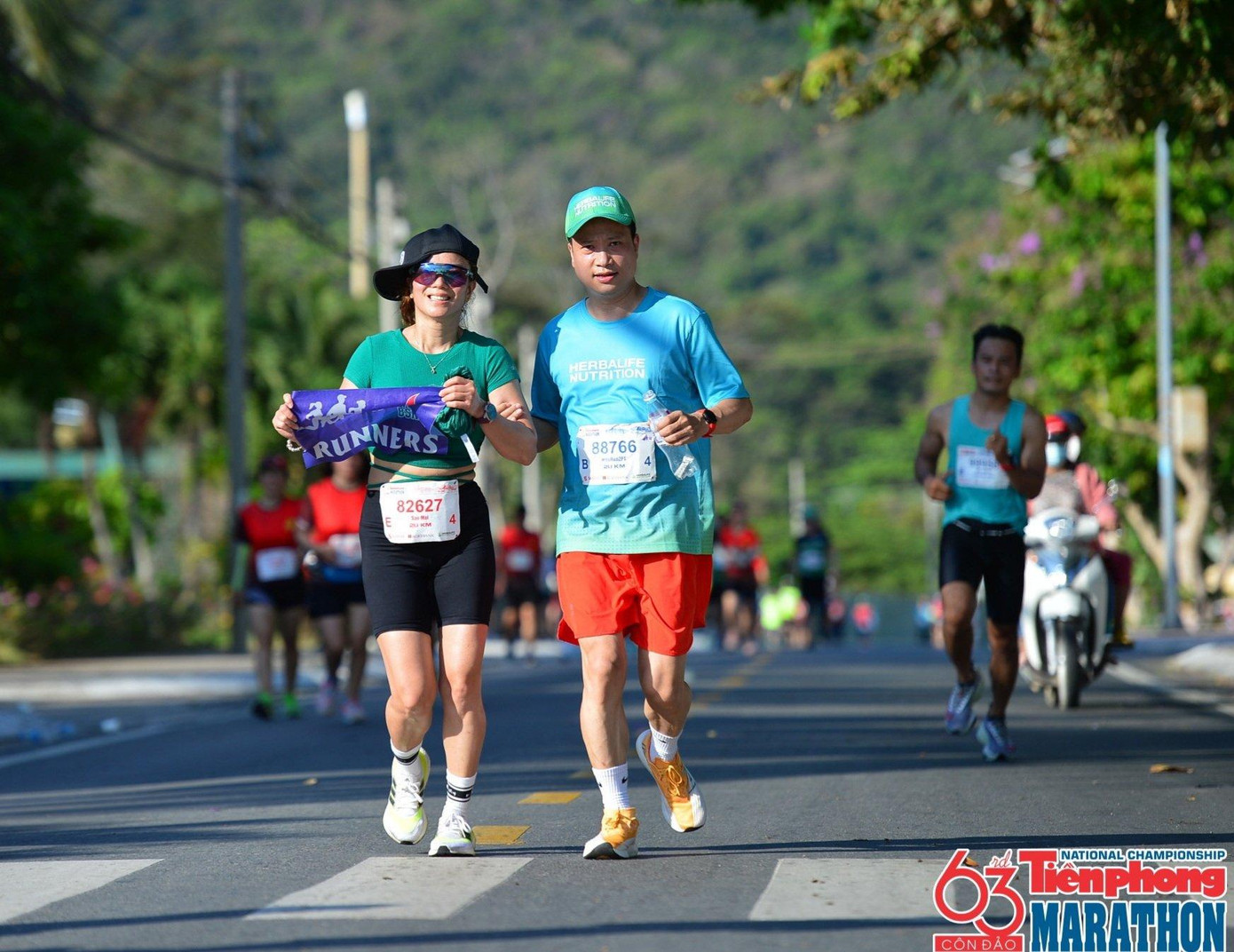 Chị Thuý Mai nhận được sự giúp đỡ để về đích thành công tại Marathon 2022