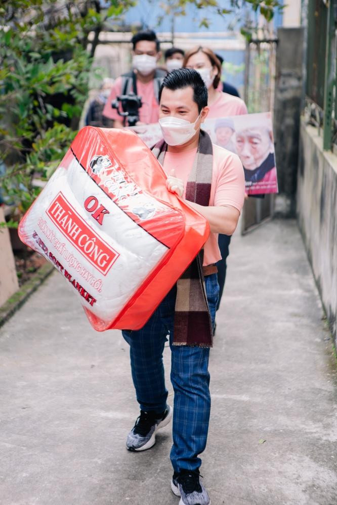 Sáng sớm ngày 01/03, đoàn đã xuất phát từ Hà Nội đến thăm mẹ Định. Vì tình hình dịch bệnh khó khăn, số lượng thành viên tham gia chuyến tình nguyện cũng tối gỉản lại để đảm bảo giãn cách