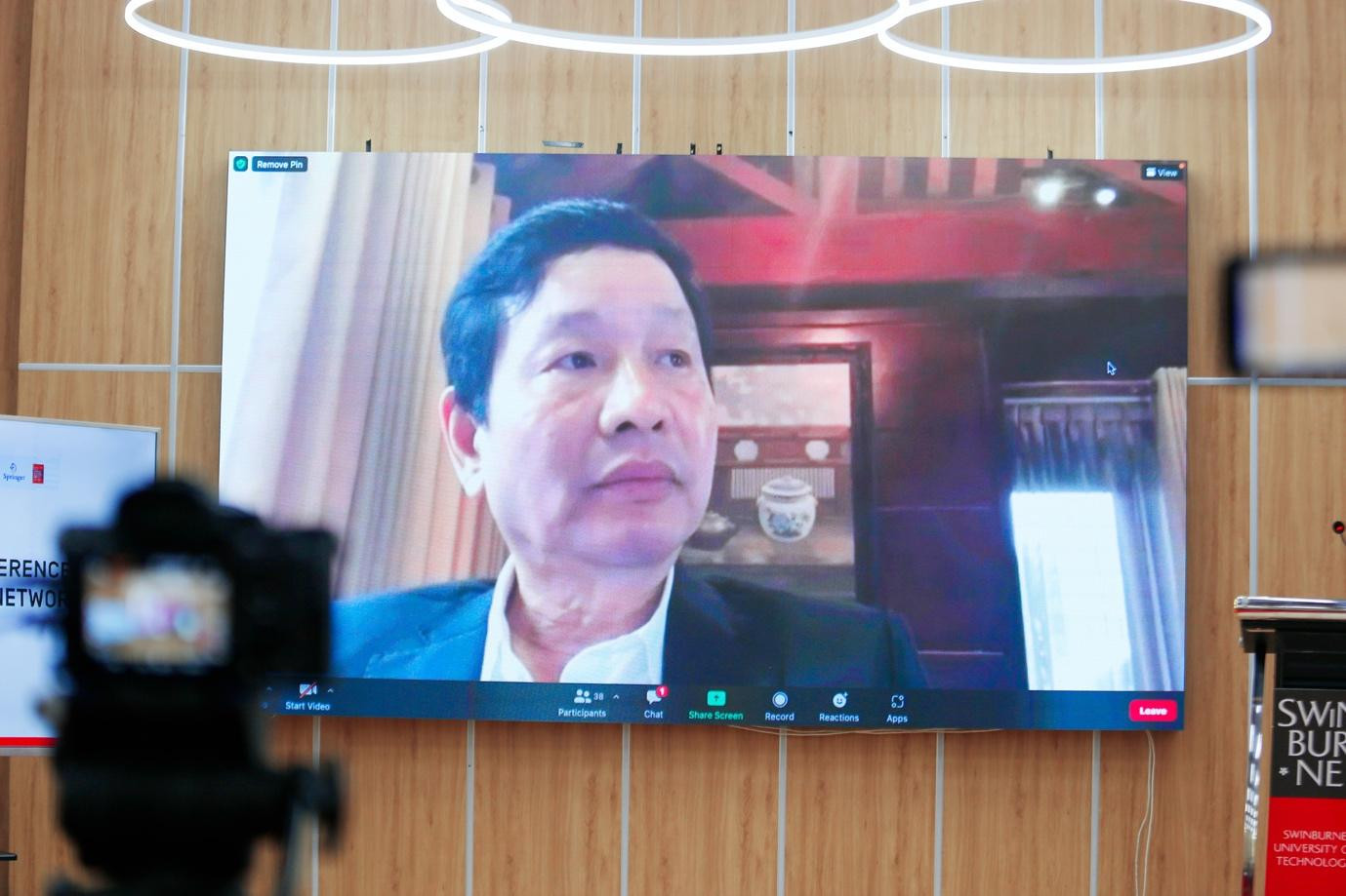 Chủ tịch Tập đoàn FPT Trương Gia Bình phát biểu tại hội nghị Chủ tịch Tập đoàn FPT Trương Gia Bình phát biểu tại hội nghị