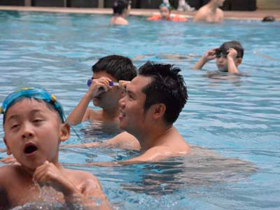 Colin bơi rất nhiệt tình