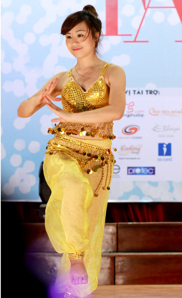 Múa Ấn Độ của Lê Thảo Linh (trường Đại học Phương Đông)