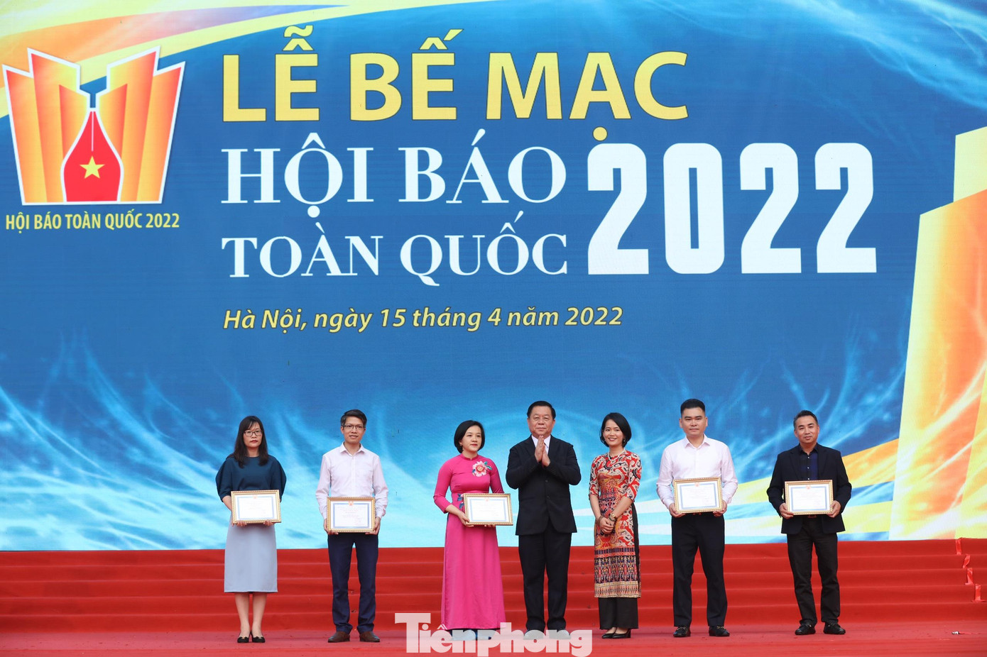 Ông Nguyễn Trọng Nghĩa, Bí thư Trung ương Đảng, Trưởng Ban Tuyên giáo Trung ương, trao giải A cho các đơn vị đạt giải Ông Nguyễn Trọng Nghĩa, Bí thư Trung ương Đảng, Trưởng Ban Tuyên giáo Trung ương, trao giải A cho các đơn vị đạt giải