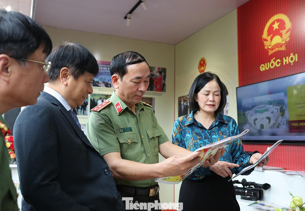 Thượng tướng Trần Quốc Tỏ, Thứ trưởng Bộ Công an thăm gian báo Đại biểu Nhân dân Thượng tướng Trần Quốc Tỏ, Thứ trưởng Bộ Công an thăm gian báo Đại biểu Nhân dân