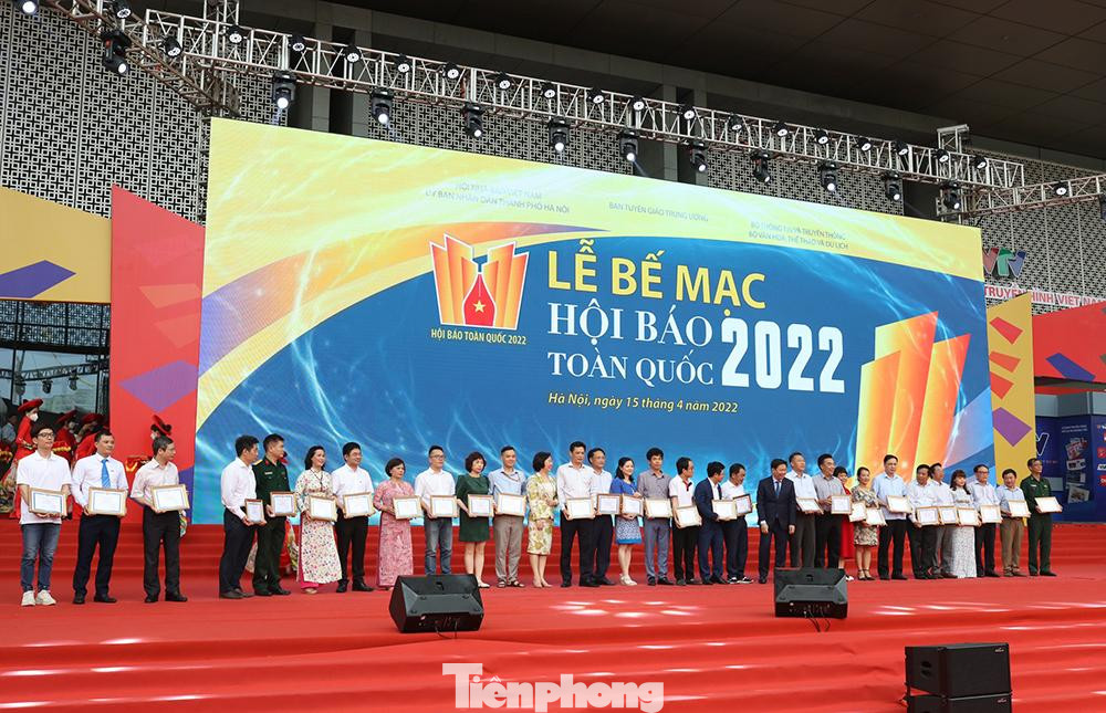 Các tập thể, cá nhân lên nhận giải. Các tập thể, cá nhân lên nhận giải.