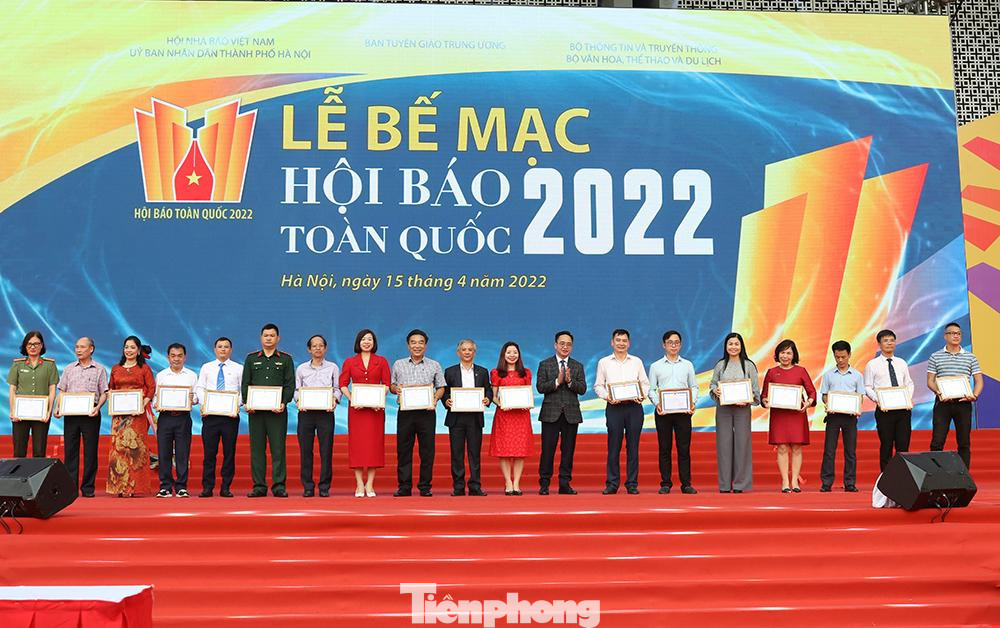 Trao Giải ấn tượng và tặng giấy khen cho các đơn vị có đóng góp vào thành công của Hội báo 2022. Trao Giải ấn tượng và tặng giấy khen cho các đơn vị có đóng góp vào thành công của Hội báo 2022.