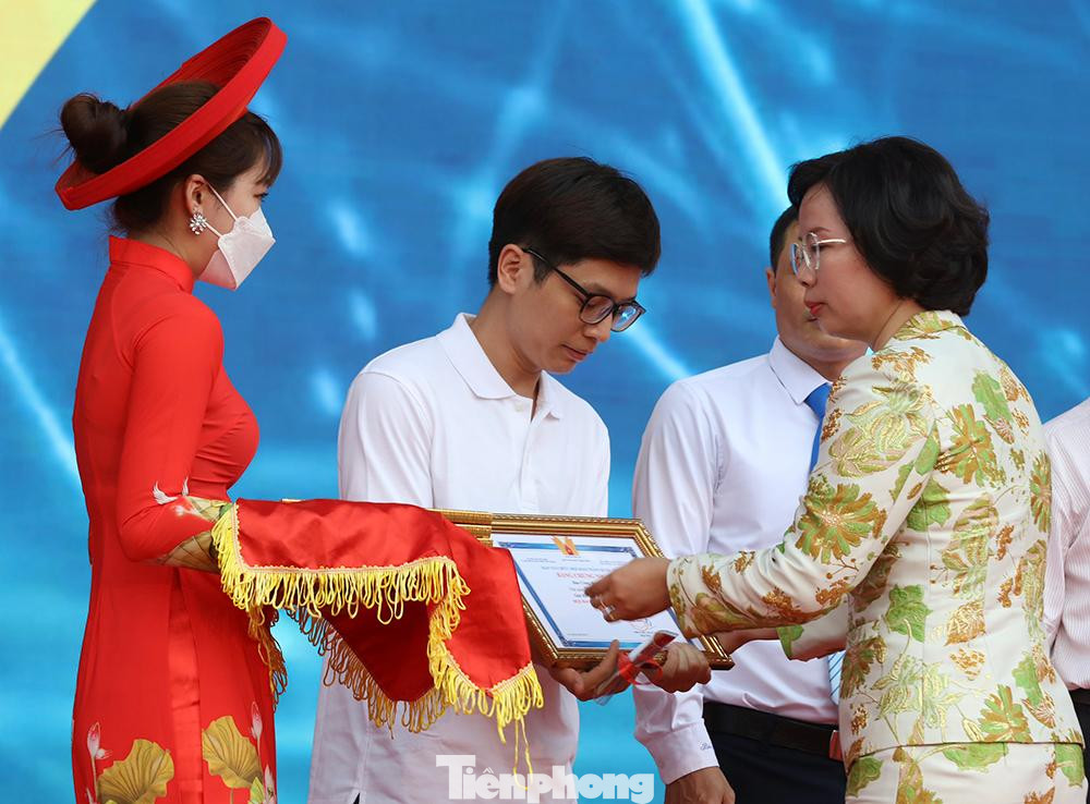 Báo Tiền Phong đạt giải Khuyến khích giải "Bìa báo Tết ấn tượng" tại hội báo Toàn quốc 2022 Báo Tiền Phong đạt giải Khuyến khích giải "Bìa báo Tết ấn tượng" tại hội báo Toàn quốc 2022