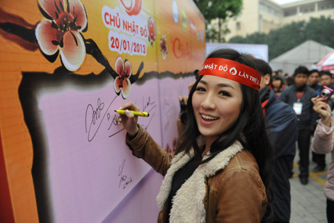 Á hậu 1 Dương Tú Anh ký tên lên bảng trước giờ hiến máu