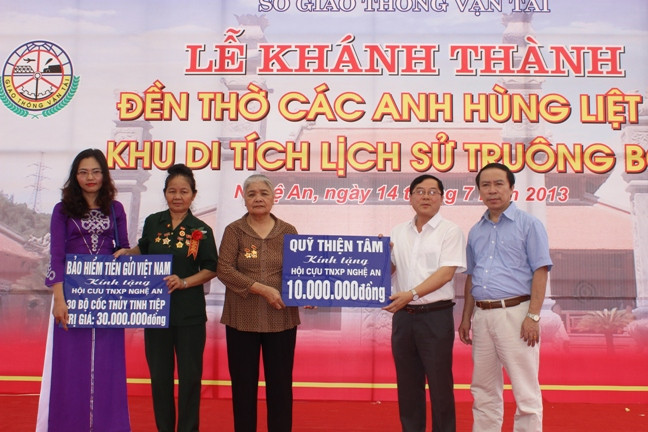 Lãnh đạo báo Tiền phong cùng Qũi Thiện tâm trao tặng 10 triệu đồng cho đồng đội các cựu TNXP Truông Bồn. 