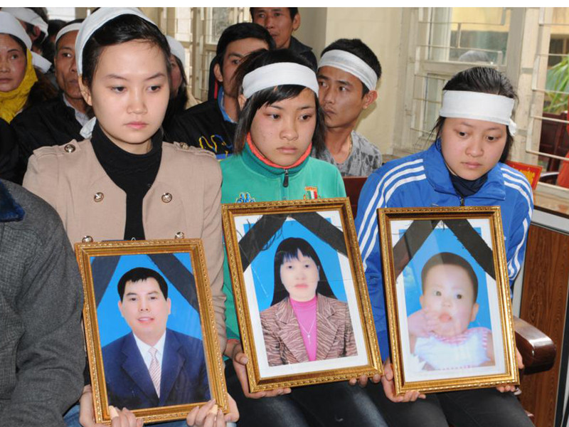 Chiều nay, một số người nhà nạn nhân được vào trong dự phiên xét xử. Ảnh: Tuấn Nguyễn