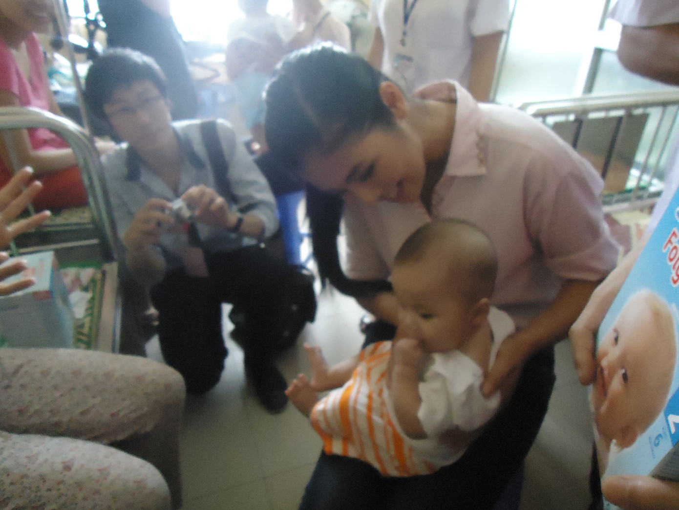 Hoa hậu Ngọc Hân cùng cháu bé trong bệnh viên