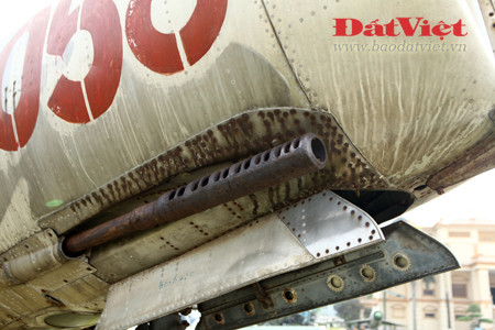 Một pháo ở dưới bụng máy bay