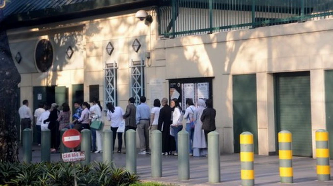  Dòng người xếp hàng chờ cấp visa tại Tổng lãnh sự Mỹ ở TP.HCM ngày 24-1-2013 - Ảnh: Tuổi Trẻ 