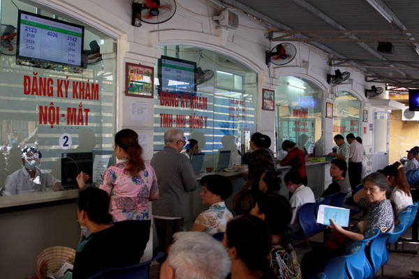 Tại khu vực chờ khám bệnh Bệnh viện mắt Hà Nội