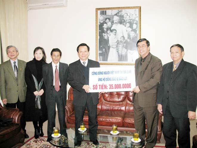 Lễ tiếp nhận tiền ủng hộ của cộng đồng người Việt tại Ba Lan tại Hà Nội