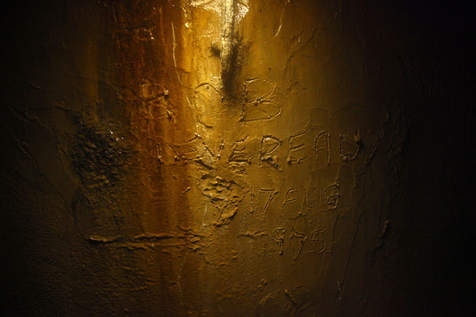 Dòng chữ “Bob Deveraux- 17 AUG 1975” khắc trên tường hầm khi một vị khách tránh bom dưới này. Ảnh: AP