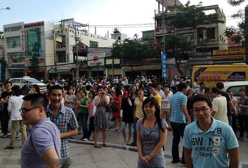 Rất đông người nhốn nháo trước tòa nhà Flemington chiều 11-4 - Ảnh: Phương Anh. Rất đông người nhốn nháo trước tòa nhà Flemington chiều 11.4 - Ảnh: Phương Anh