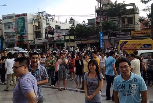 Rất đông người nhốn nháo trước tòa nhà Flemington chiều 11.4 - Ảnh: Phương Anh 