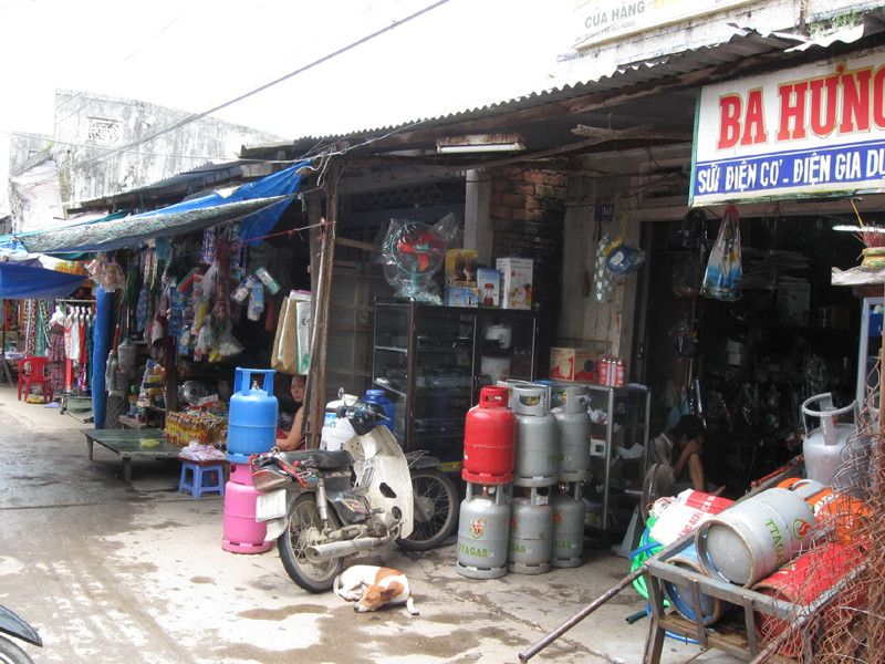 Các tiểu thương cha truyền con nối ở dãy phố này của chợ Huỳnh Hữu Nghĩa (Mỹ Tú – Sóc Trăng) đang lo mất chỗ ở. Ảnh: Xuân Lương