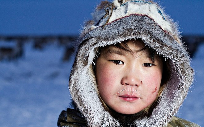 Đôi má hồng vì lạnh của bé trai tại vùng Chukotka. Bộ tộc Inuit không liên lạc với thế giới hiện đại. Lối sống của họ hầu như không thay đổi từ nhiều năm nay. Ảnh: Sash Leahovcenco