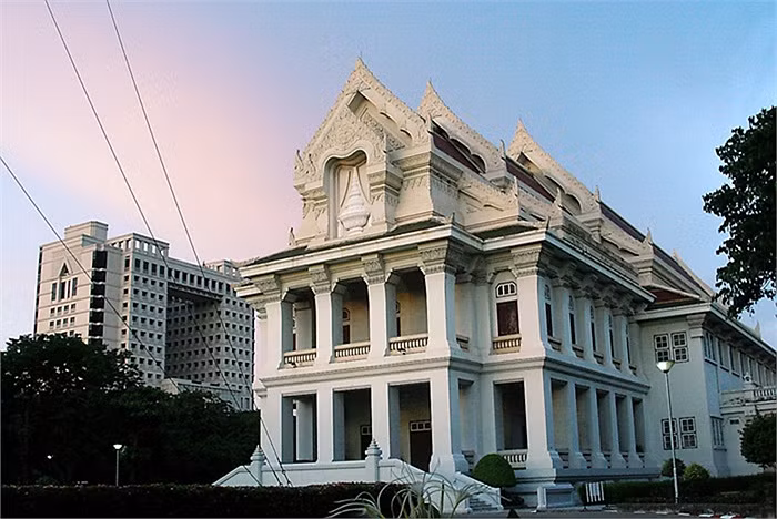 Chulalongkorn là trường đại học lâu đời nhất Thái Lan và được đánh giá là một trong những trường danh tiếng nhất tại đất nước này
