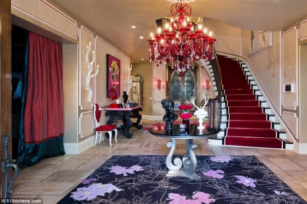 Phòng ngủ xa hoa va lộng lẫy Phòng chơi game hiện đại Phòng quần áo của Christina Aguilera Những phòng ngủ mang phong cách rất khác lạ Những chiếc đèn chùm lộng lẫy có mặt trong phòng tắm