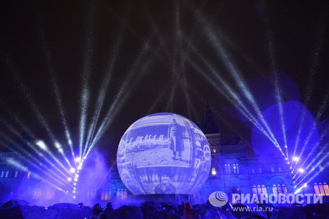 Qủa cầu lớn với những hình ảnh khác nhau được tạo nên bởi ảnh sáng 3D tại quảng trường Đỏ