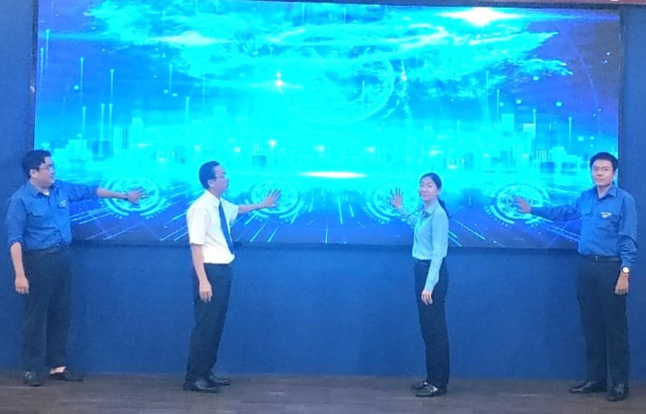 Ban Thường vụ Thành Đoàn TPHCM cùng thực hiện nghi thức lễ phát động.