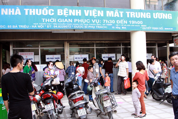 Tại khu vực nhà thuốc bệnh viện mắt T.Ư