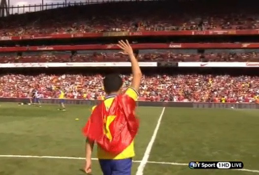 Running Man Vũ Xuân Tiến tại sân Emirates