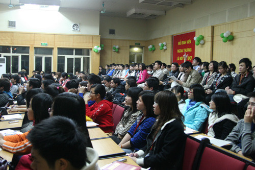 Đông đảo các bạn sinh viên tham gia buổi giao lưu