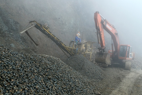 Các đơn vị của Binh đoàn 11 khai thác đá phục vụ thi công trên cung đường tuần tra biên giới tỉnh Thanh Hóa, Nghệ An