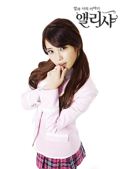 IU tết tóc hai bên diện Hanbook trông cực ngộ IU cột tóc hai bên, mặc đồng phục học sinh trẻ trung và tinh nghịch IU khá hợp với kiểu tóc hai bên này.