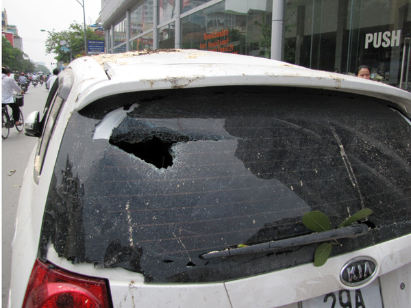Kính sau bị chọc thủng, rạn nứt xung quanh